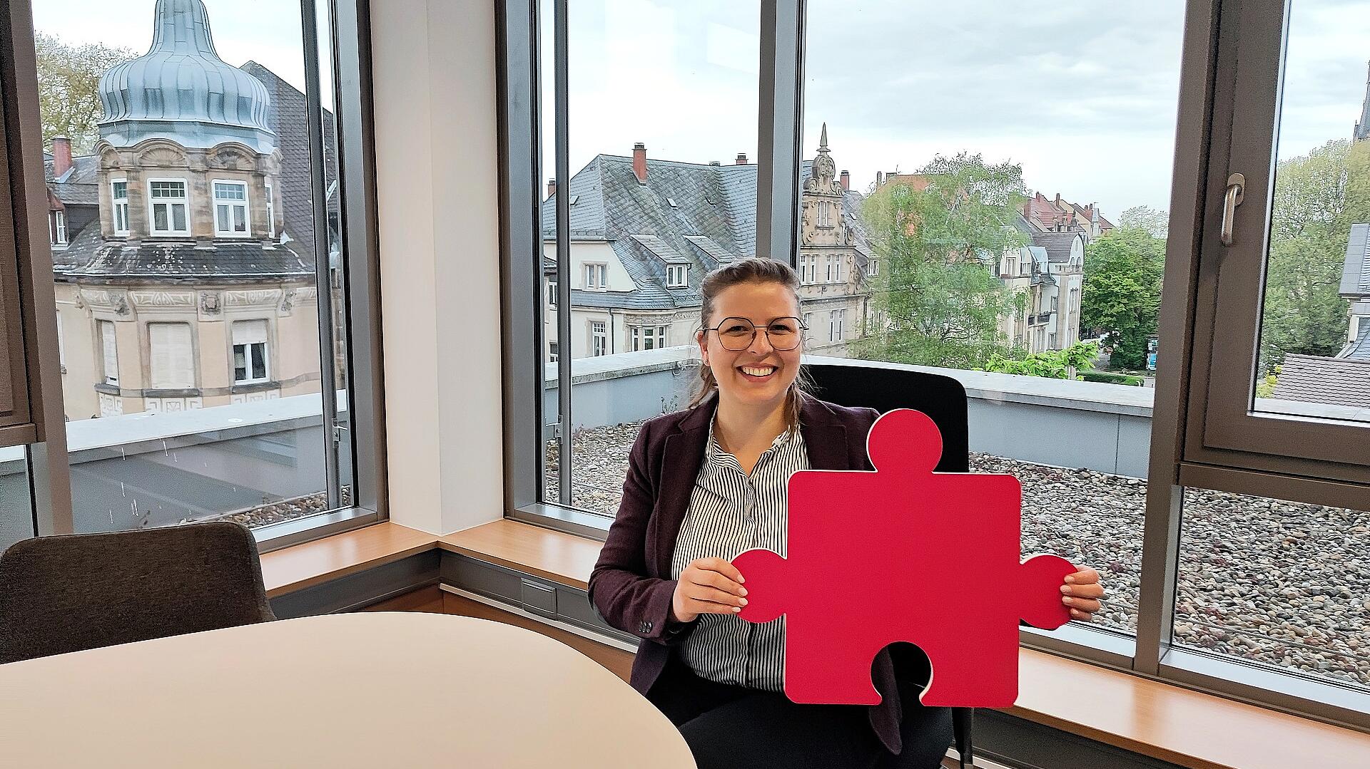 Fridericke Jähnichen mit Puzzleteil